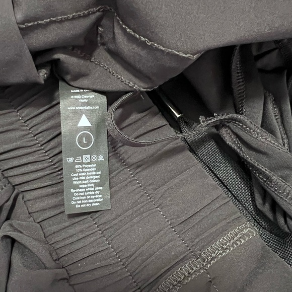 Women’s Sz LARGE Vitality Shorts 2.5” - Picture 3 of 4